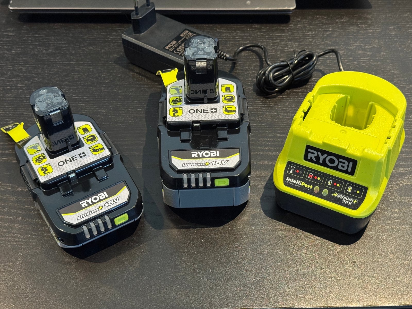 2x RYOBI ONE+ Accu | 2,0 & 4,0 | incl. oplader, Ophalen of Verzenden, Nieuw, Overige typen
