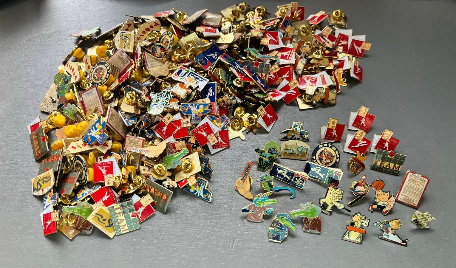 Grote partij (>333) diverse pins en speldjes - veel dubbelen, Gebruikt, Ophalen of Verzenden, Speldje of Pin, Nvt