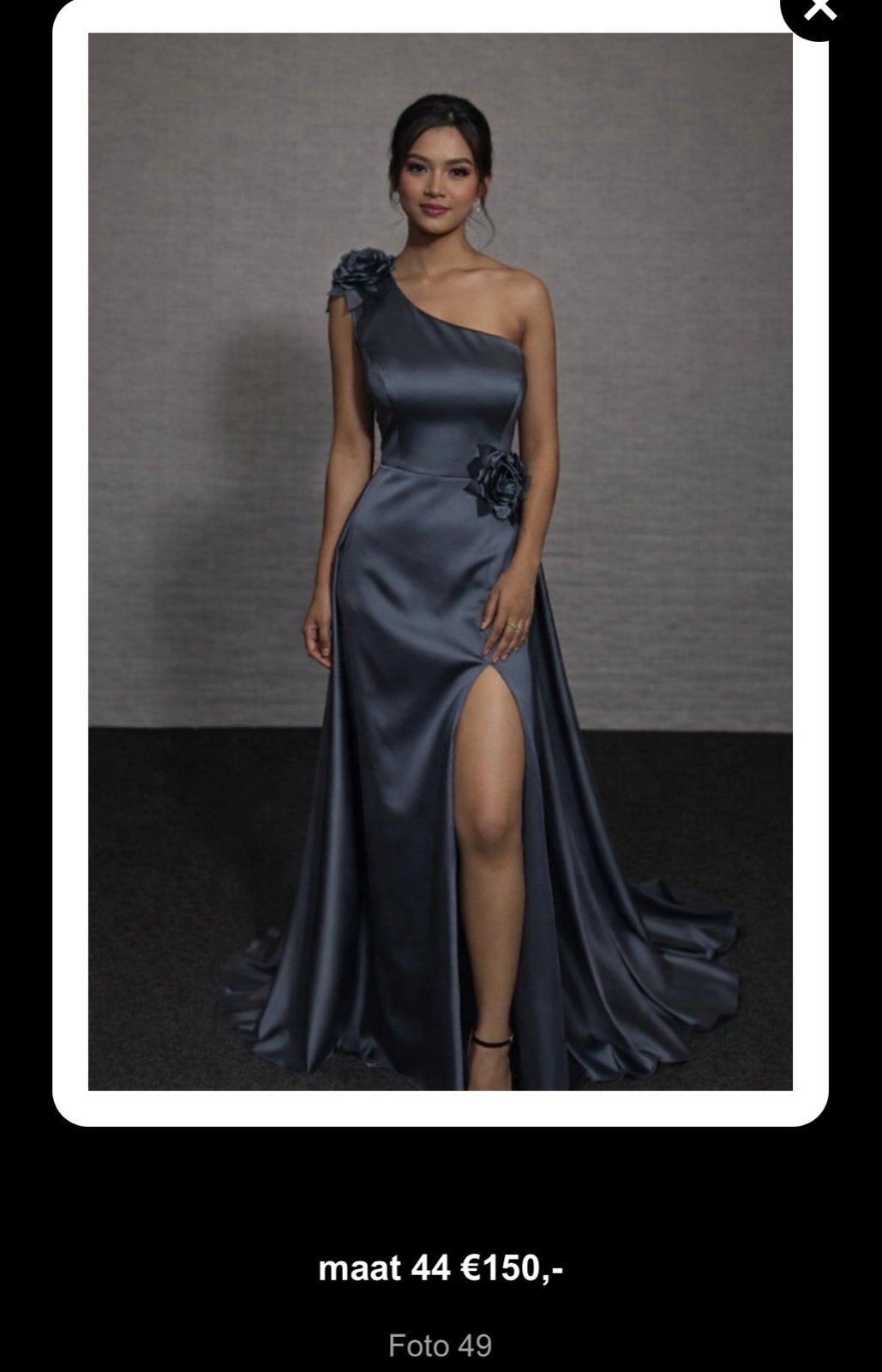 Elegante avondjurk met split en bloemdetails
