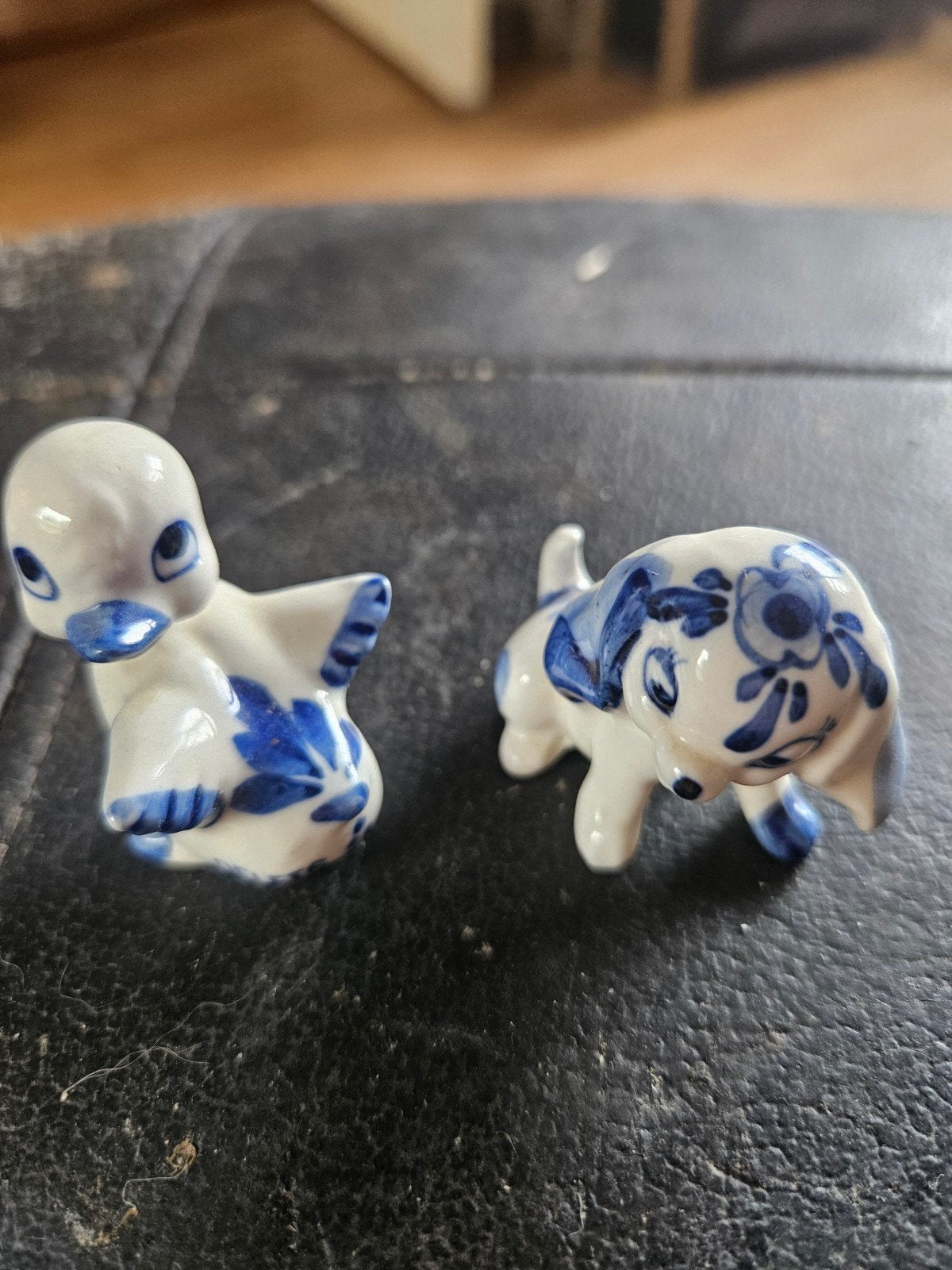 Delfts blauw beeldjes: eend en hond, Antiek en Kunst, Ophalen of Verzenden