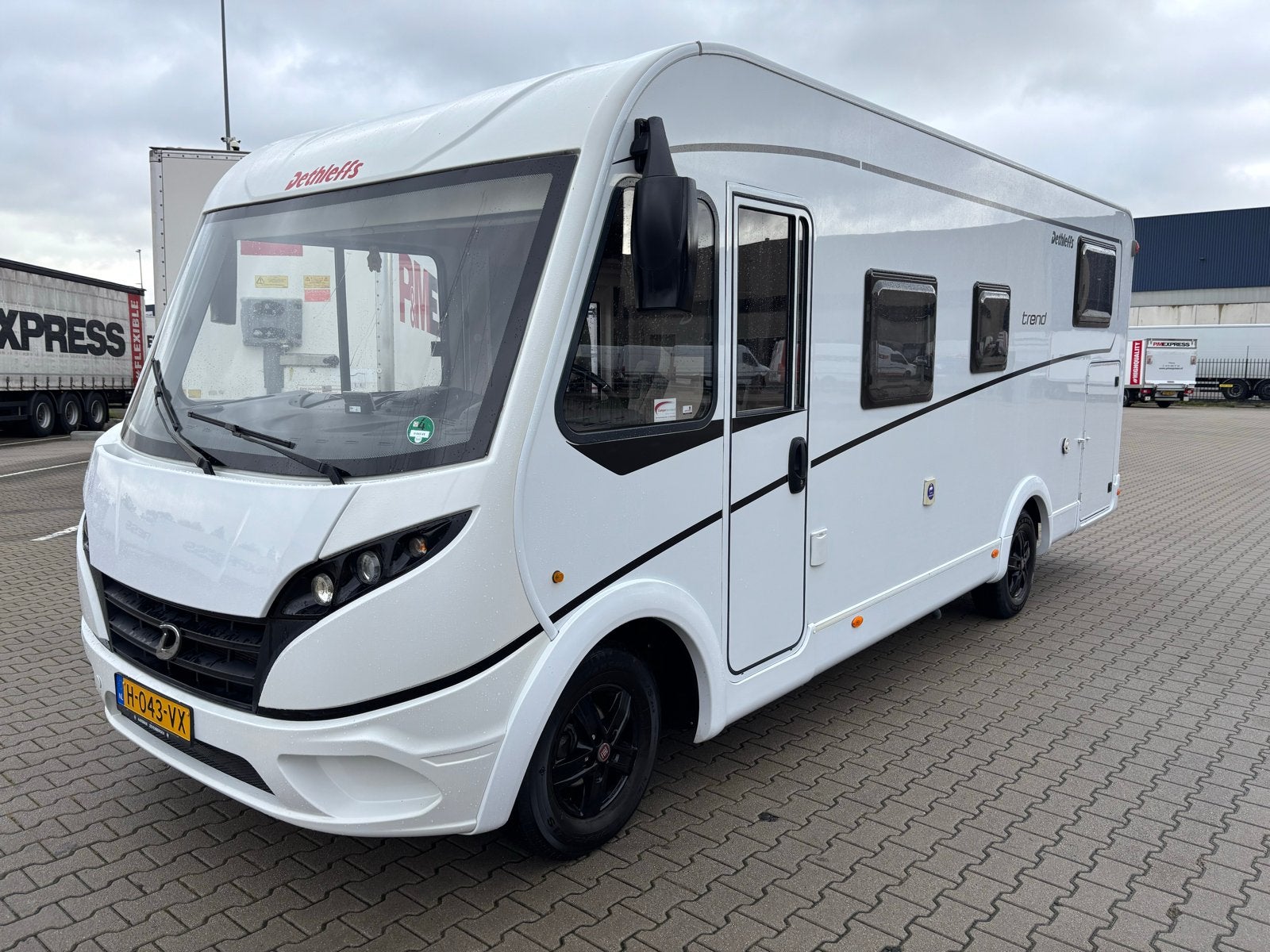 Dethleffs Trend 7057 S - Perfecte staat, Caravans en Kamperen, Ringverwarming, Particulier, Koelkast, Dethleffs