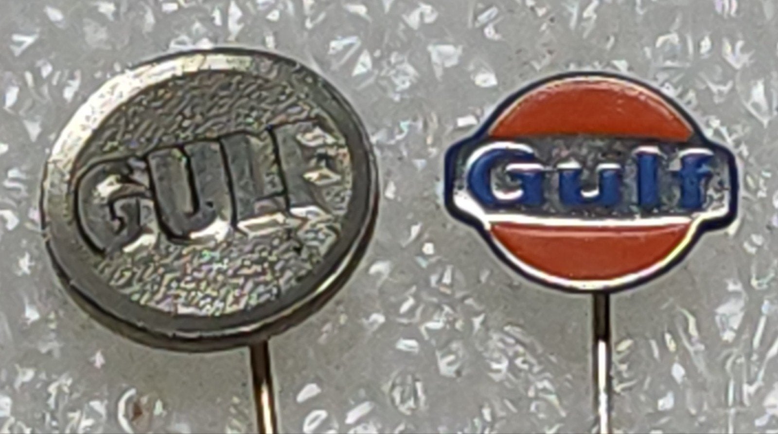 2 Speldjes GULF - Vintage Collectie, Verzamelen, Ophalen of Verzenden, Gebruikt, Merk, Speldje of Pin
