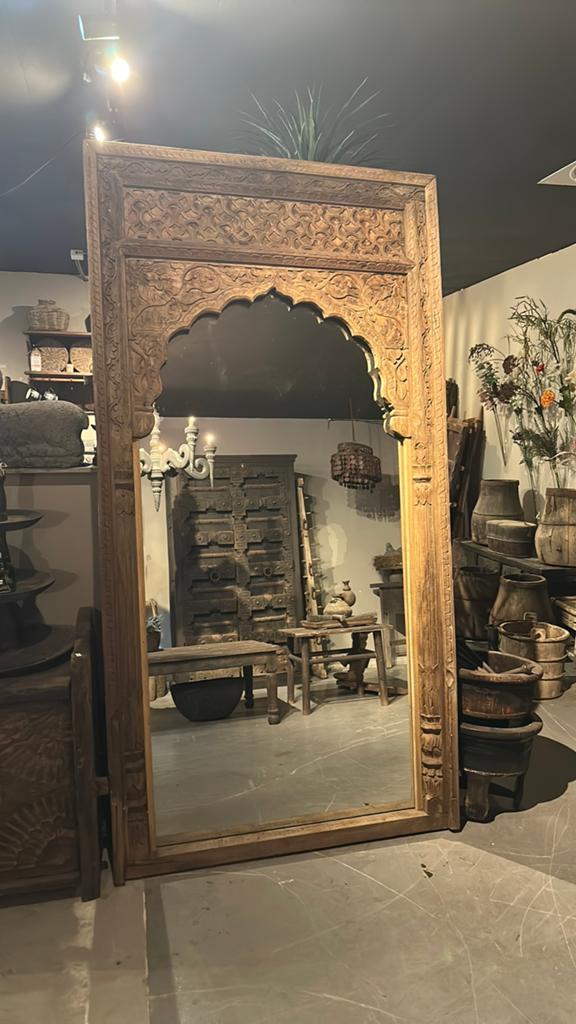 Grote spiegel met houtsnijwerk uit india 213 cm hoog, Ophalen