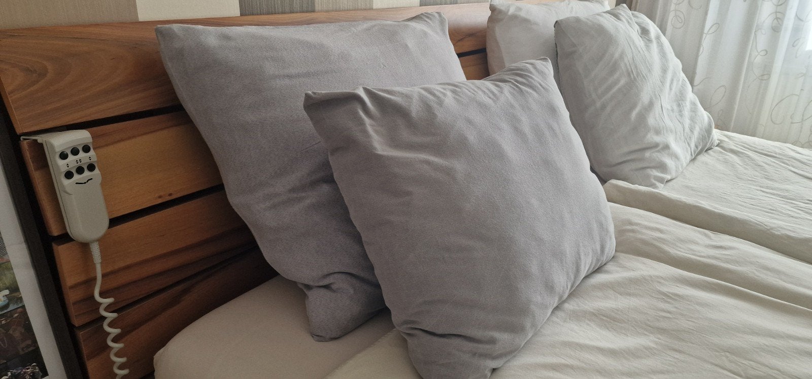 Verstelbaar tweepersoonsbed met houten achterwand, Ophalen, Beige, Tweepersoons, 180 cm