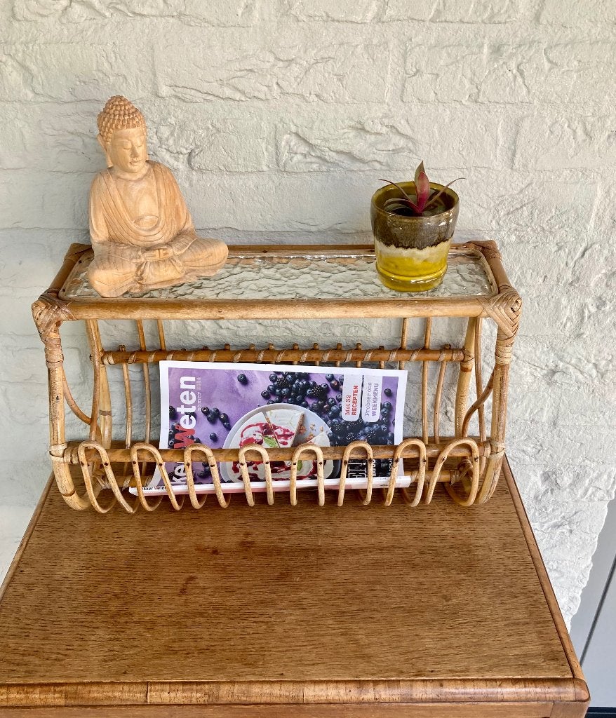 Rotan lectuurmand +blad van gewolkt glas. Vintage uit Zweden, Gebruikt, Wandmontage, Natuurlijk materiaal, Bijzettafel met lectuurbak