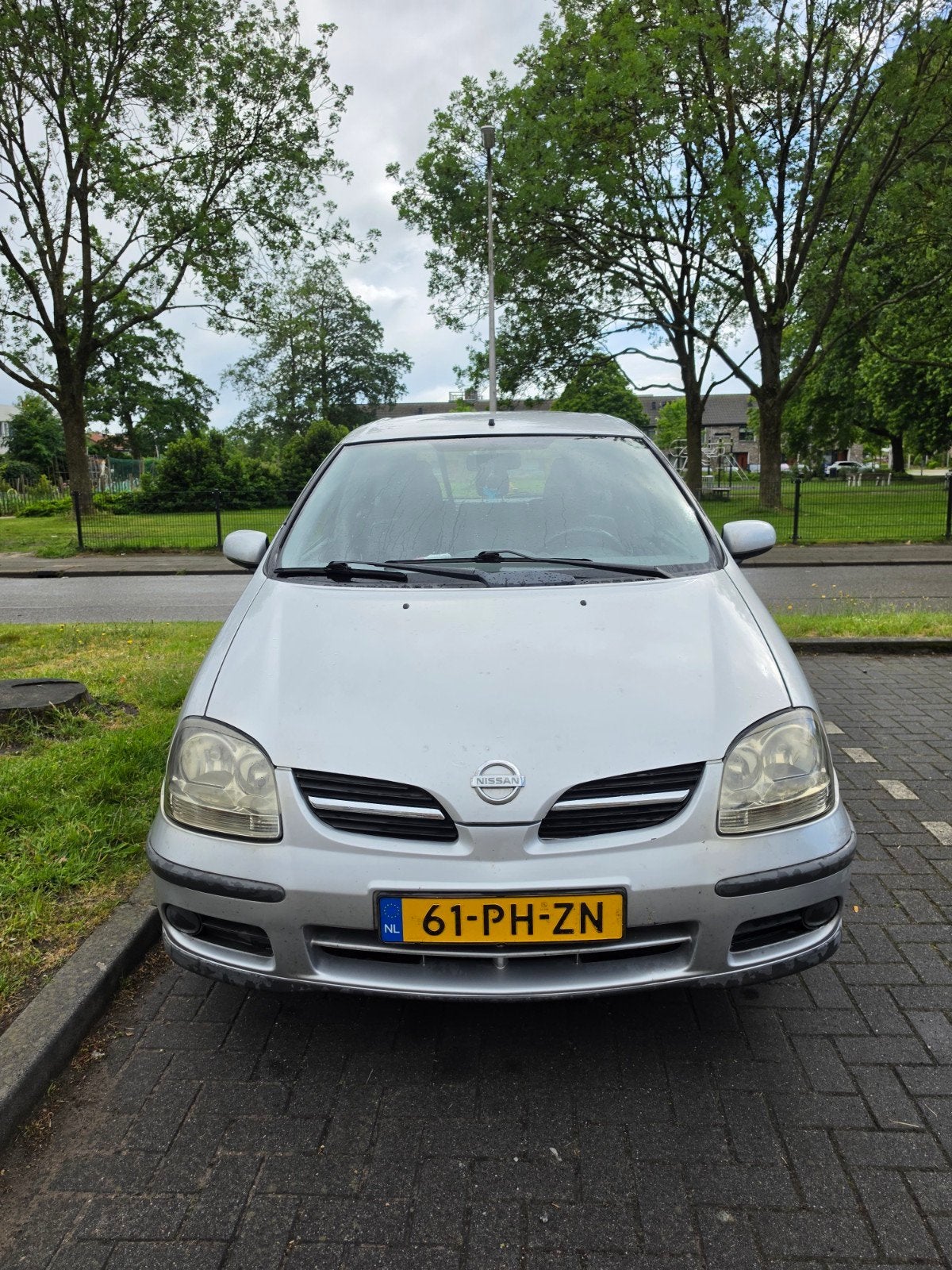 Nissan Almera Tino 1.8 2004 Grijs, Stof, 4 cilinders, Almera Tino, 66 €/maand