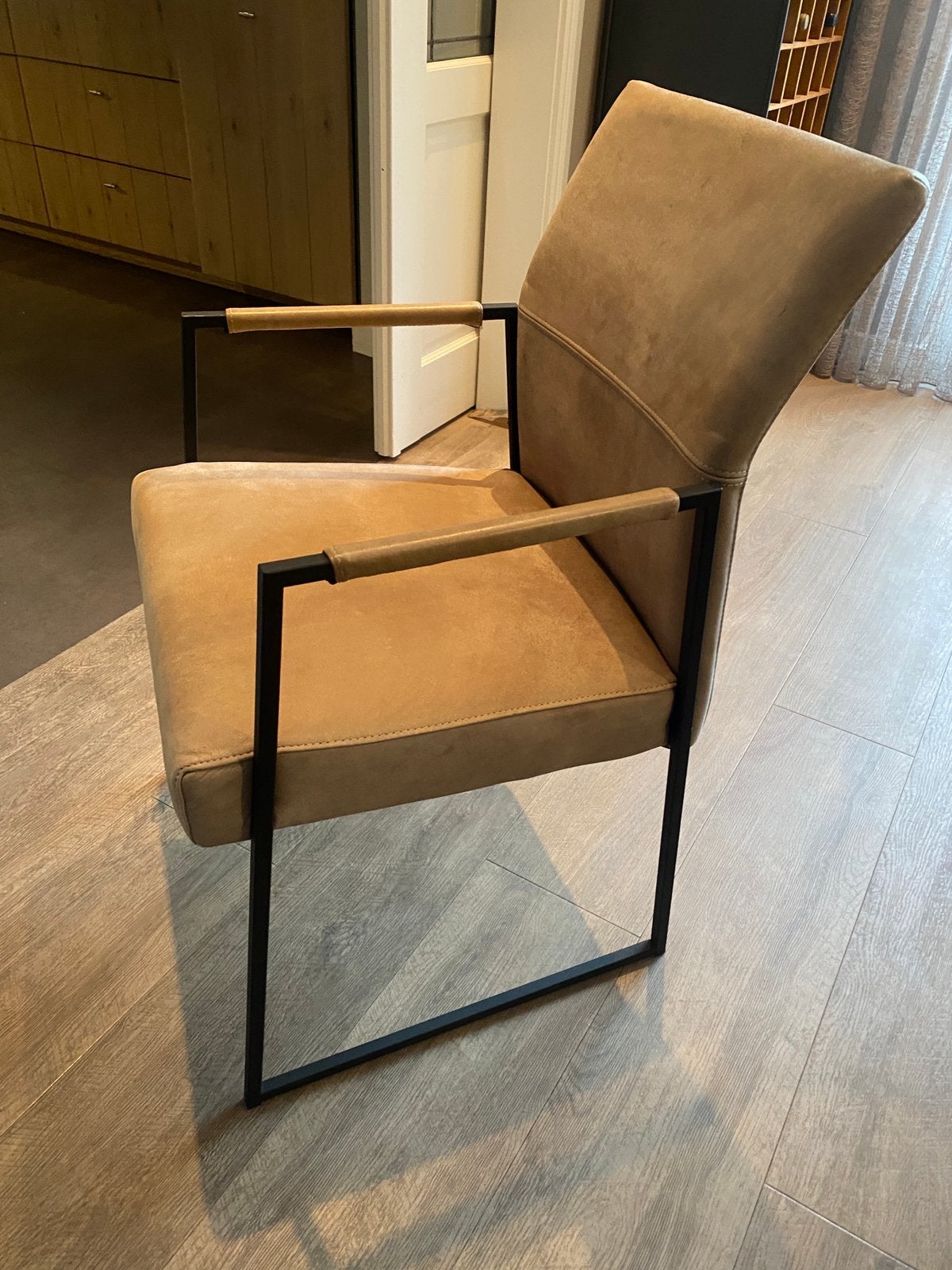 Stijlvolle eetkamerstoelen met armleuning - Z.G.A.N., Huis en Inrichting, Stoelen, Ophalen, Bruin, Zo goed als nieuw, Metaal