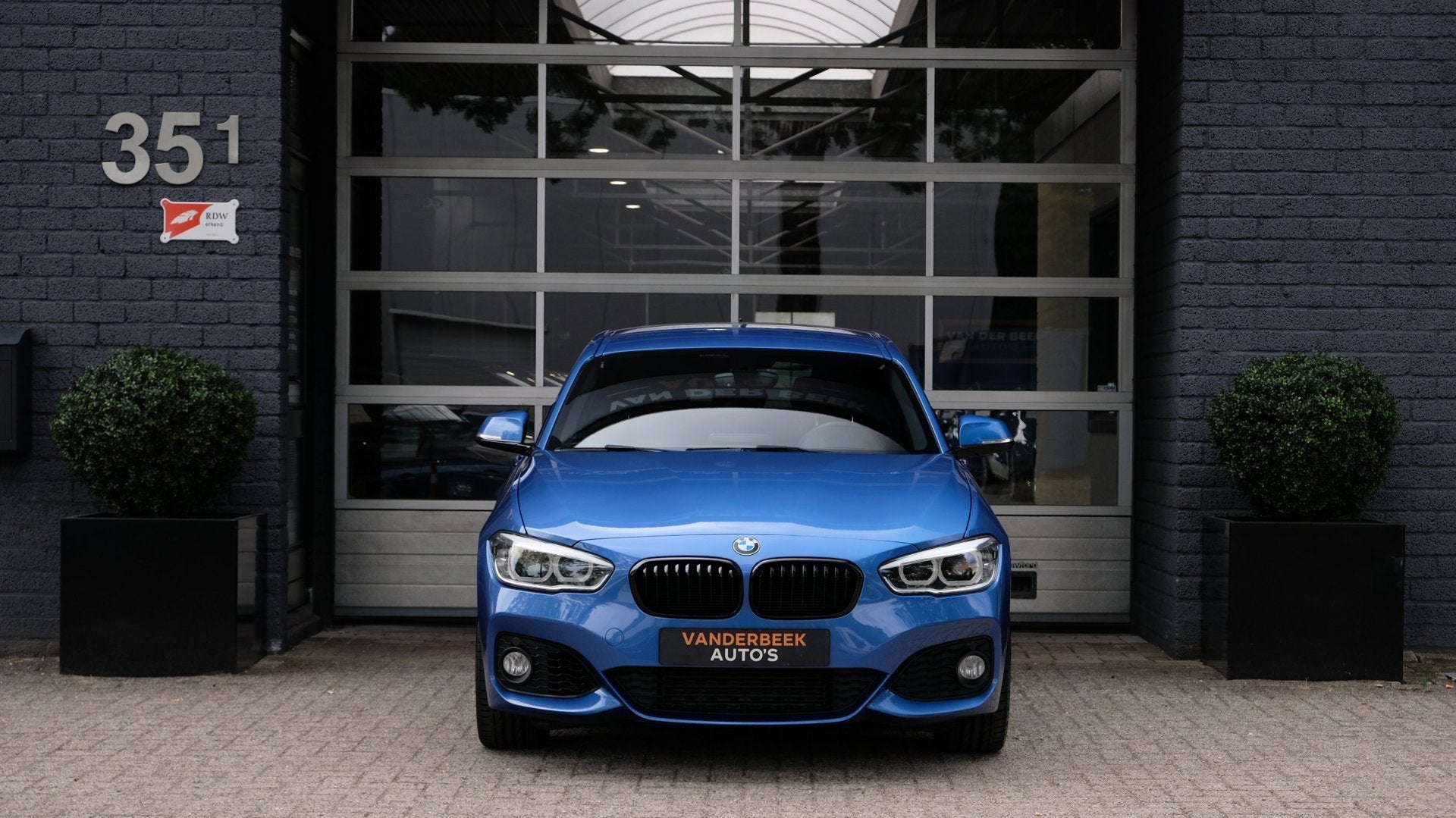 BMW 1-serie 118i High Executive M-Sport ESTORILBLAU, Gebruikt, Blauw, Alcantara, Bedrijf