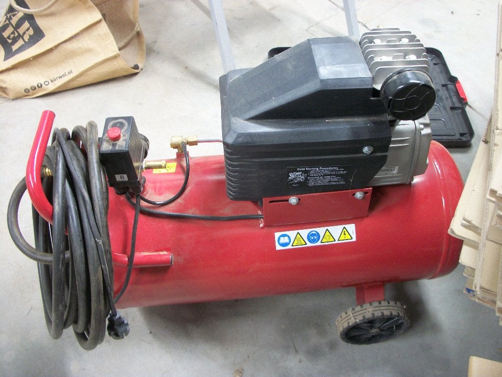 te koop compressor, Doe-het-zelf en Verbouw, Compressors, Ophalen, Zo goed als nieuw, Minder dan 200 liter/min, Minder dan 25 liter