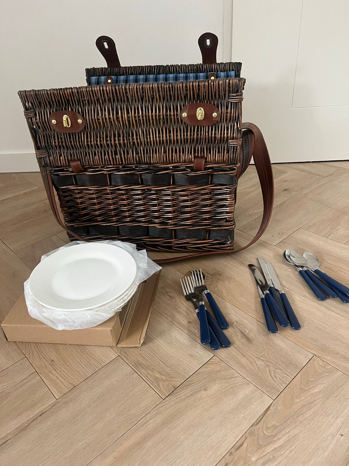 Picknickmand voor 4 personen met servies en bestek, Ophalen, Zo goed als nieuw