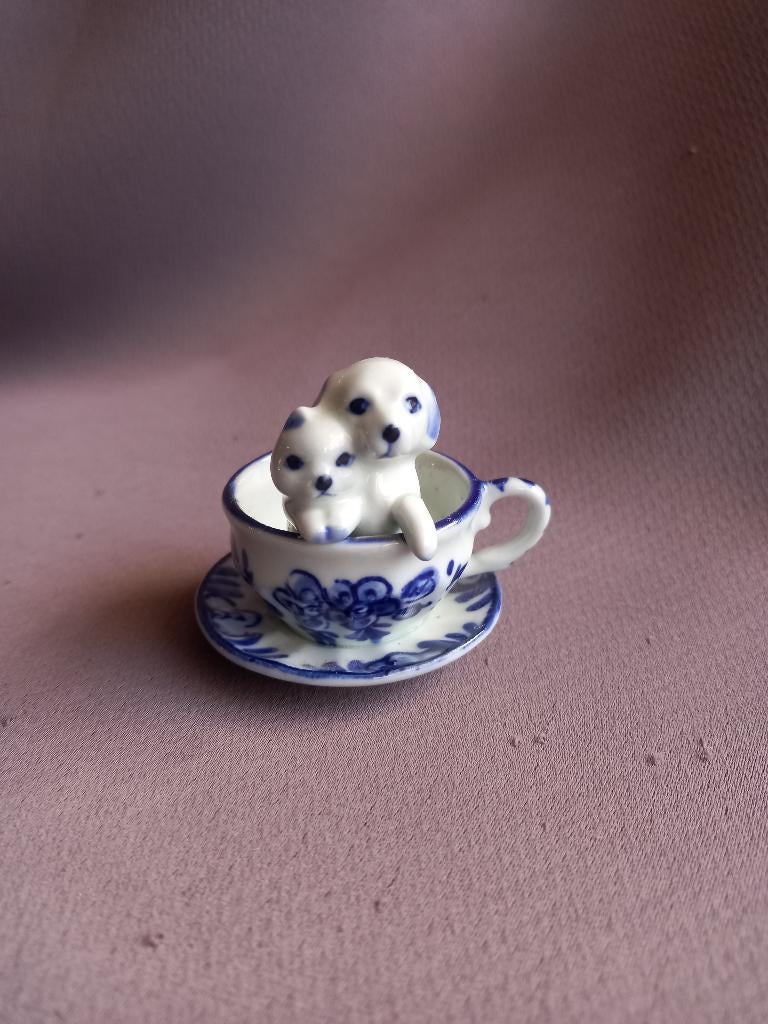 Vintage Delfts theekopje met beeldje van kitten en puppy, Ophalen of Verzenden, Zo goed als nieuw, Mens
