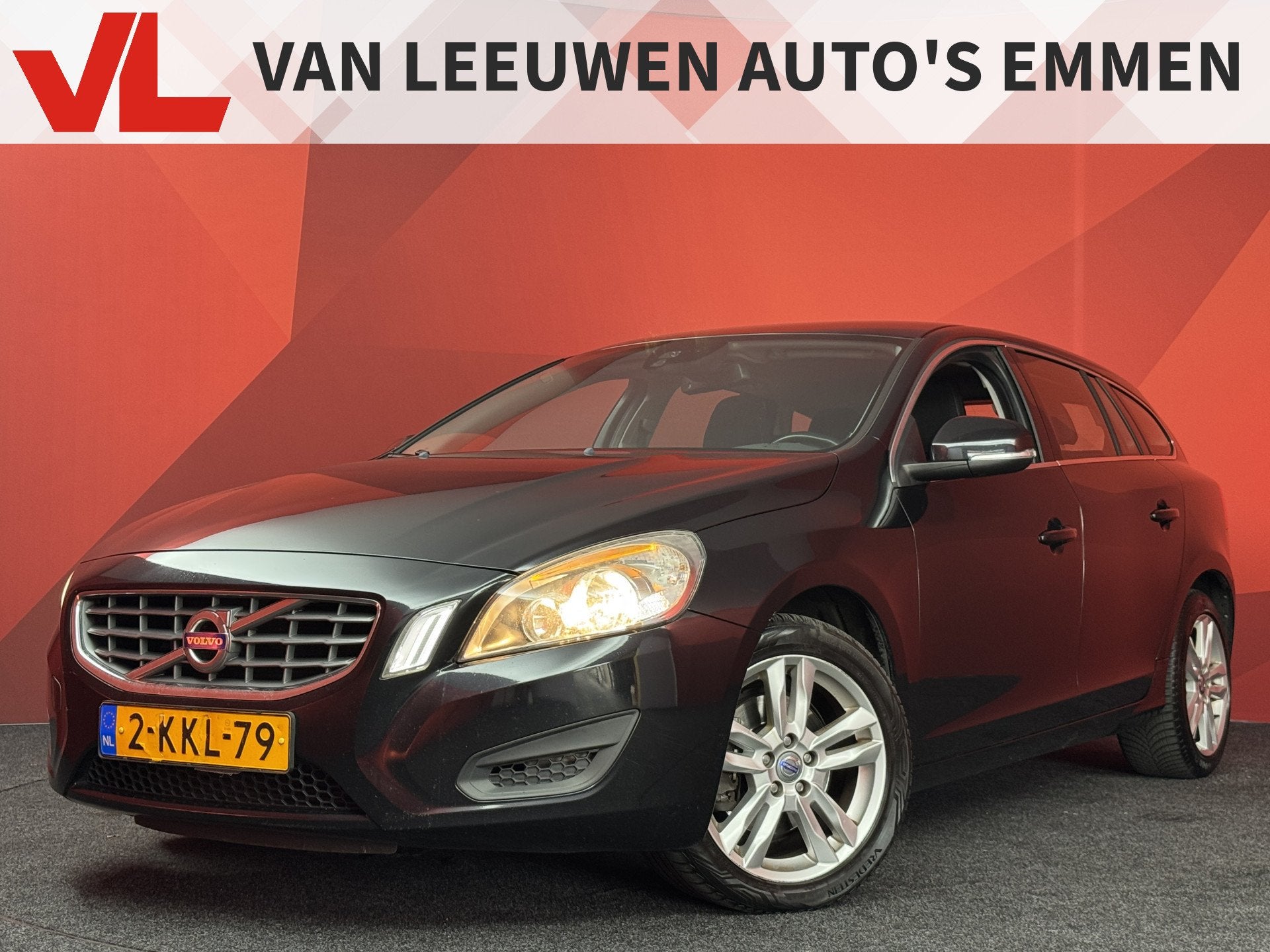 Volvo V60 1.6 T3 Momentum | Trekhaak | Clima | Navi, Voorwielaandrijving, Gebruikt, Zwart, 4 cilinders