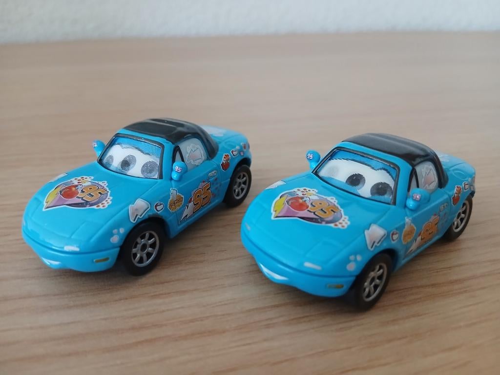 Disney Cars , Tia & Mia Dinoco , lenticular eyes, Ophalen of Verzenden, Zo goed als nieuw