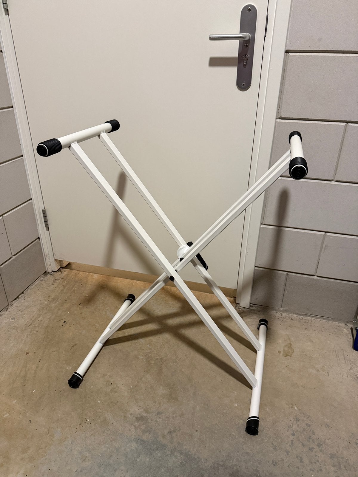 Witte keyboard standaard (verstelbaar), Muziek en Instrumenten, Ophalen, Zo goed als nieuw, Instrumentstandaard, Keyboard of Synthesizer