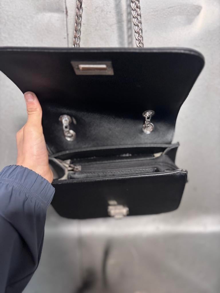 Zwarte Flora & Co schoudertas met ketting, Ophalen of Verzenden, Gebruikt, Zwart, Schoudertasje