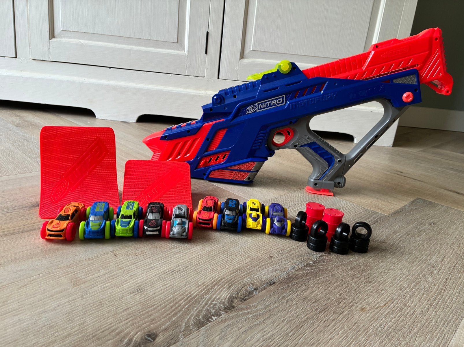 Compleet!! Nerf Nitro Blaster 9 auto's + accessoires ZGAN, Ophalen of Verzenden, Zo goed als nieuw