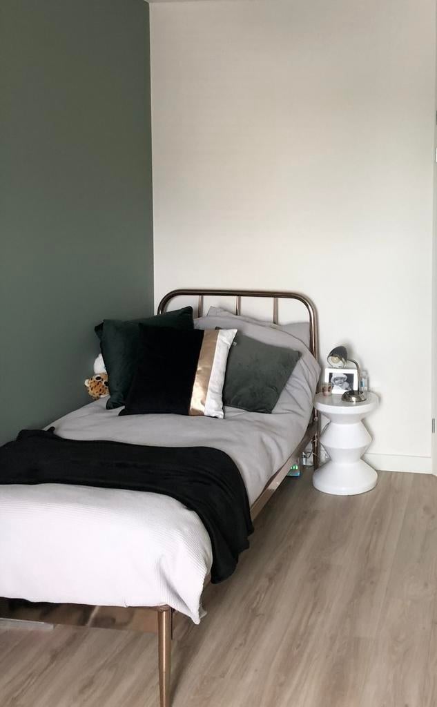 Made | Mooi rose gouden stalen 1 persoons bed en Emma matras, Ophalen, Gebruikt, 90 cm, 200 cm