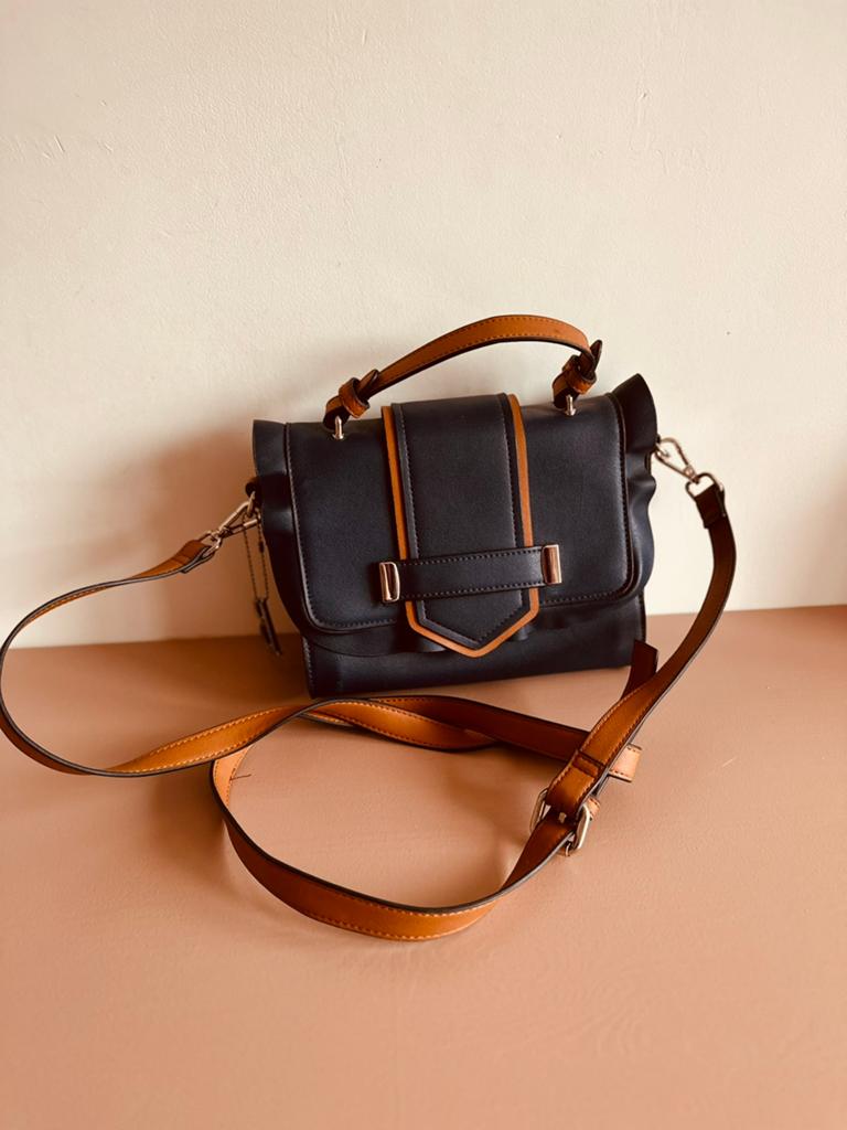 Bulaggi handttas donkerblauwe tas met bruine accenten, Ophalen of Verzenden, Zo goed als nieuw, Blauw, Handtas
