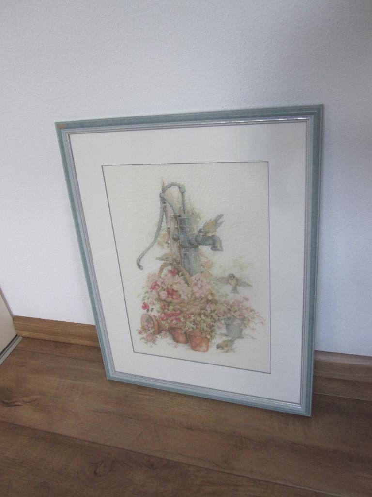 Geborduurd schilderij in pastelkleuren: waterpomp met mezen, Ophalen of Verzenden, Zo goed als nieuw, Handborduren, Onderdeel of Toebehoren