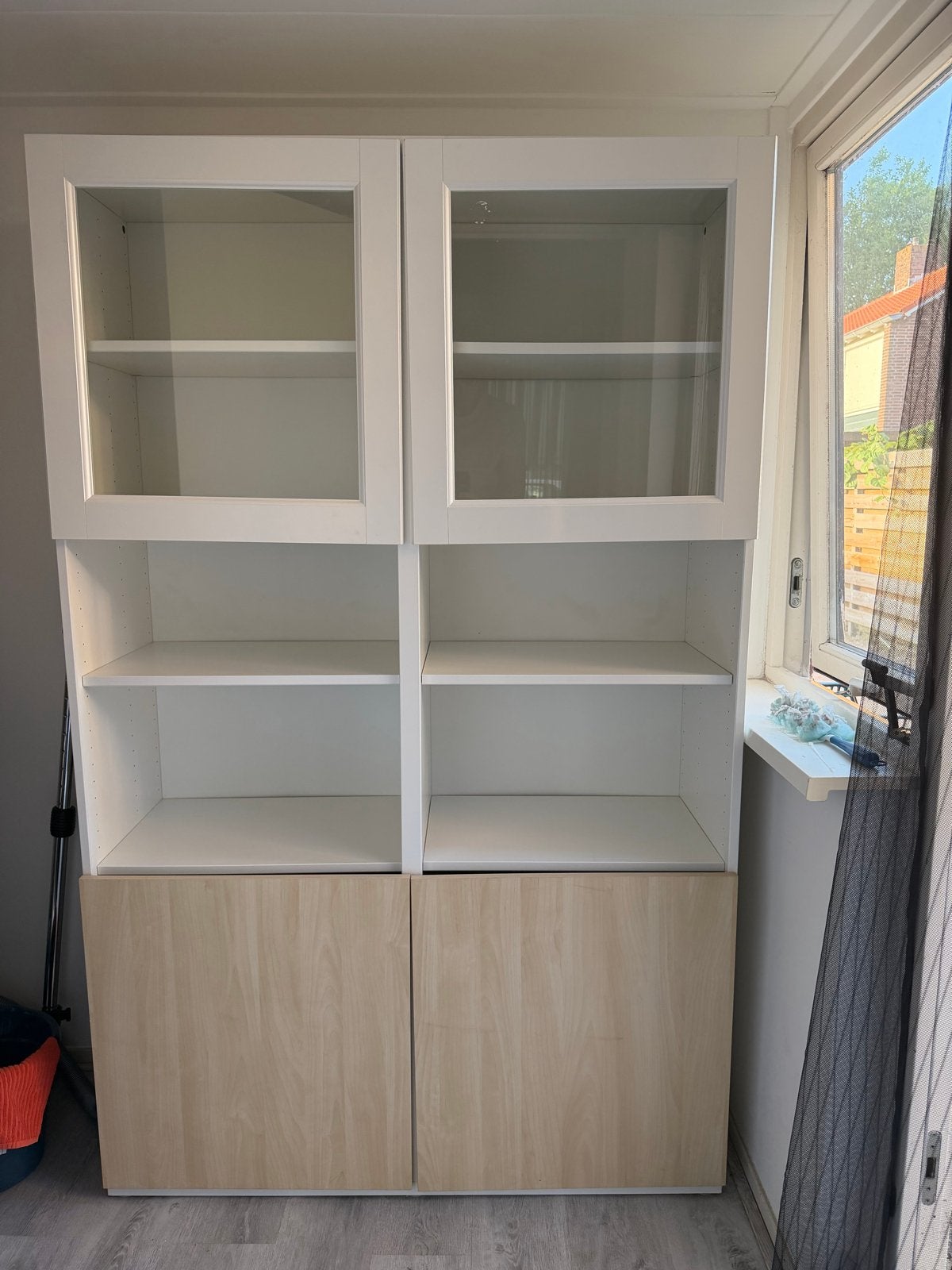 Witte kast met glazen en houten deuren, Ophalen, Gebruikt, 100 tot 150 cm, 150 tot 200 cm