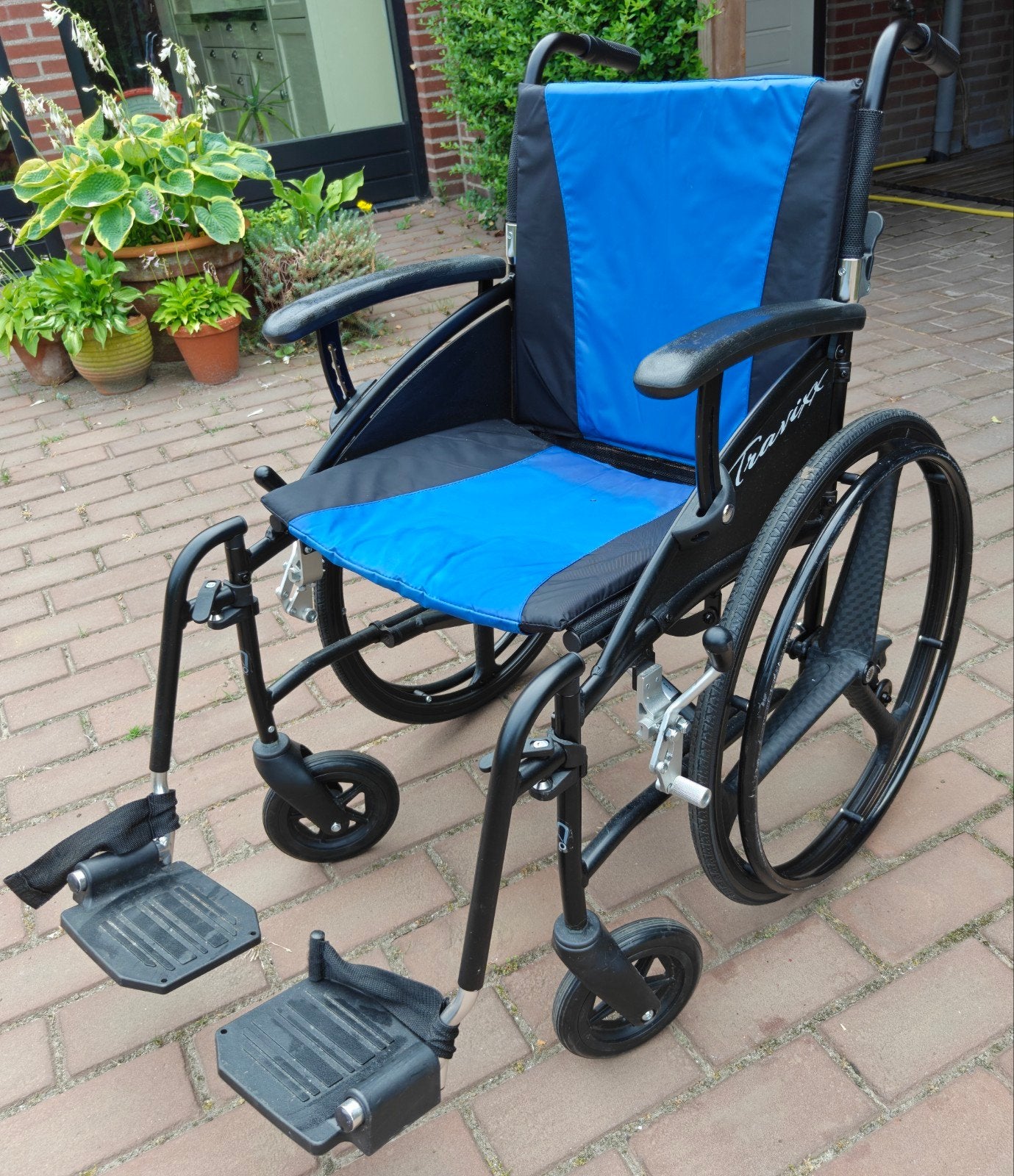 Te koop lichtgewicht duwrolstoel merk Travixx, Diversen, Rolstoelen, Ophalen, Inklapbaar, Zo goed als nieuw, Duwrolstoel