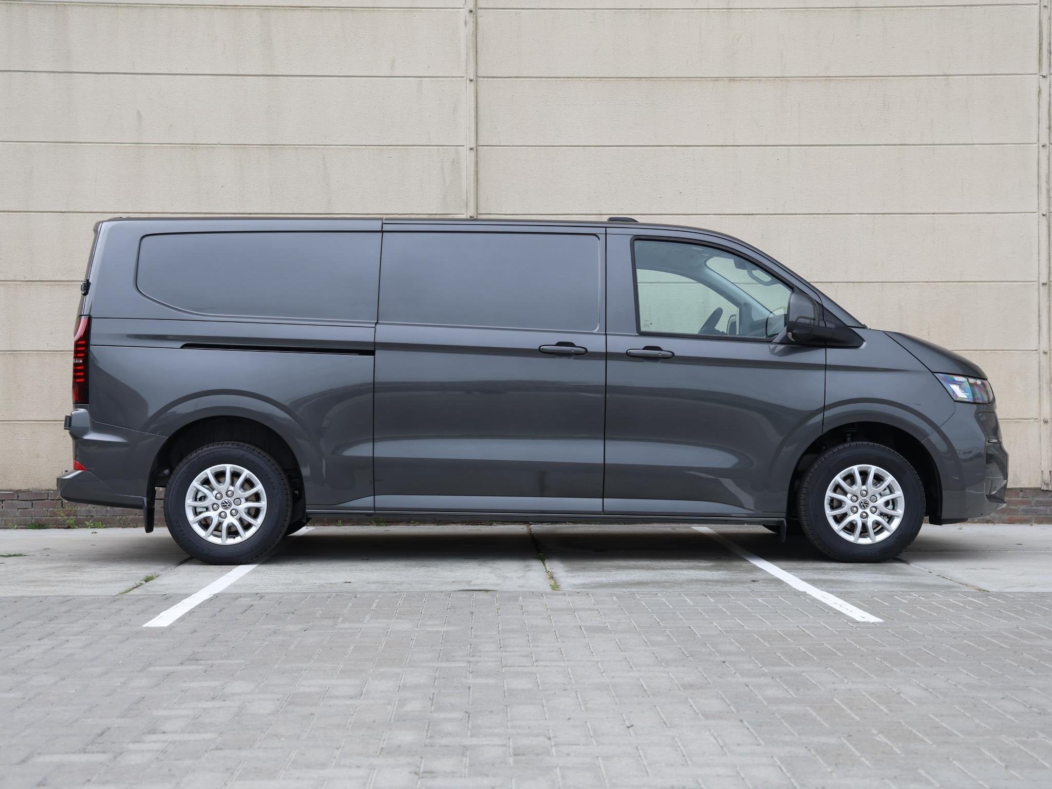 Volkswagen Transporter Style 2.5 eHybrid 233PK L2 Automaat |, Auto's, Automaat, 4 cilinders, Volkswagen, Bedrijf