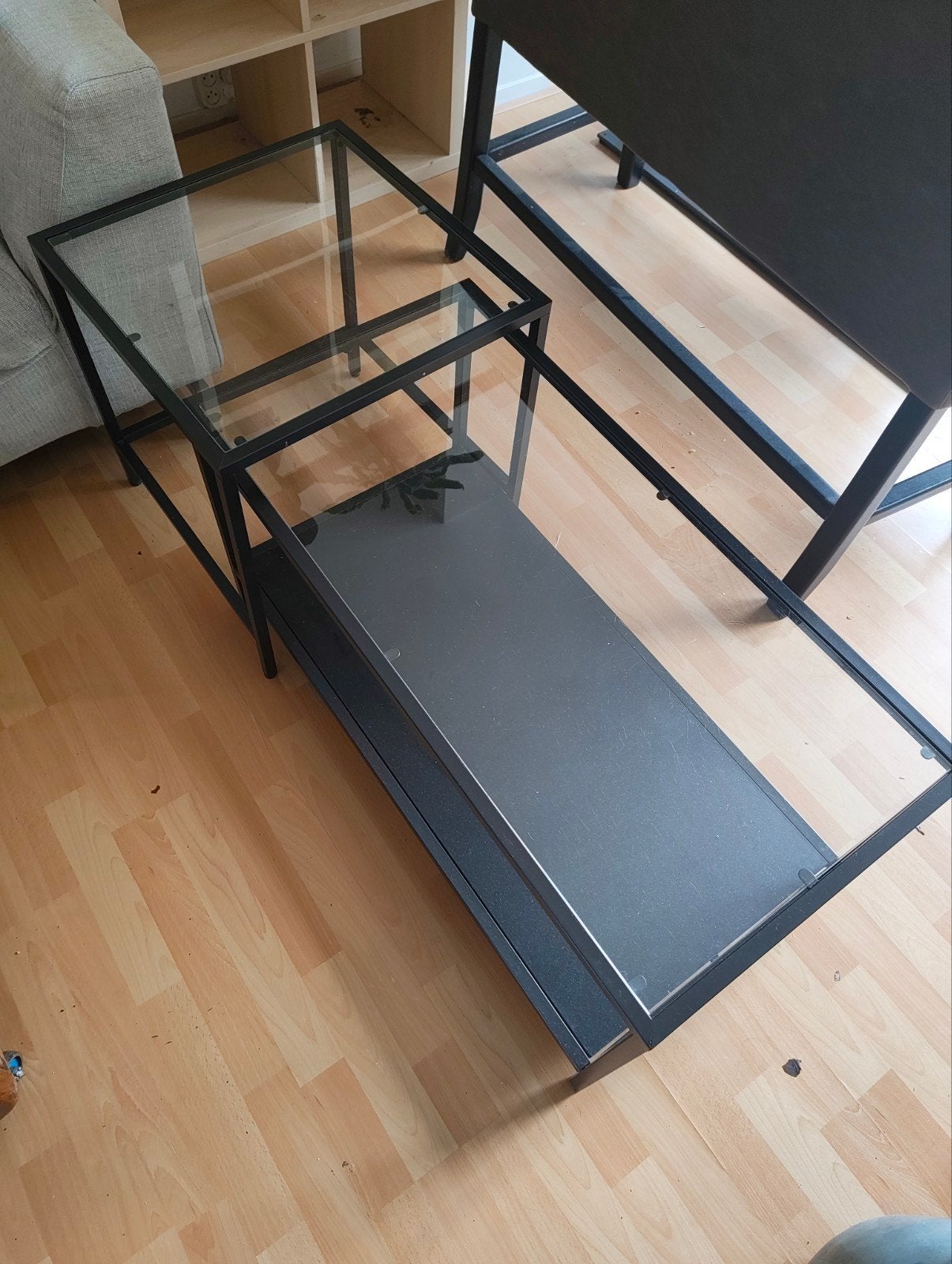 Zwarte bijzettafel met glazen blad en metalen frame, Huis en Inrichting, Tafels | Bijzettafels, Minder dan 55 cm, Gebruikt, Vierkant