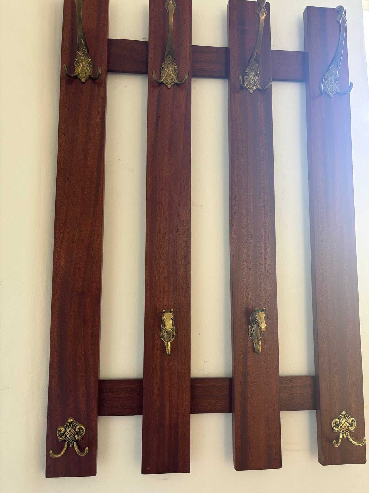 Vintage houten wandkapstok met messing haken, Wandkapstok, Gebruikt, 100 tot 150 cm, Ophalen of Verzenden