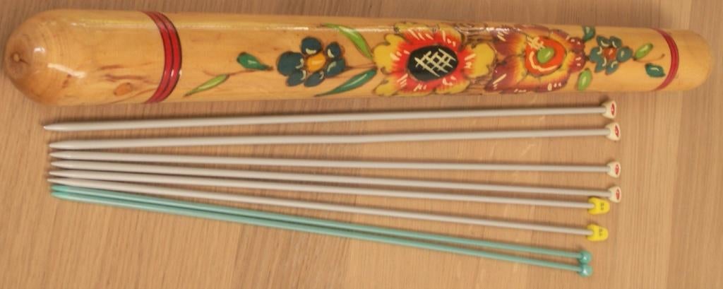 Oude Houten Breinaaldenkoker met Bloemmotief incl breinaalde, Ophalen of Verzenden