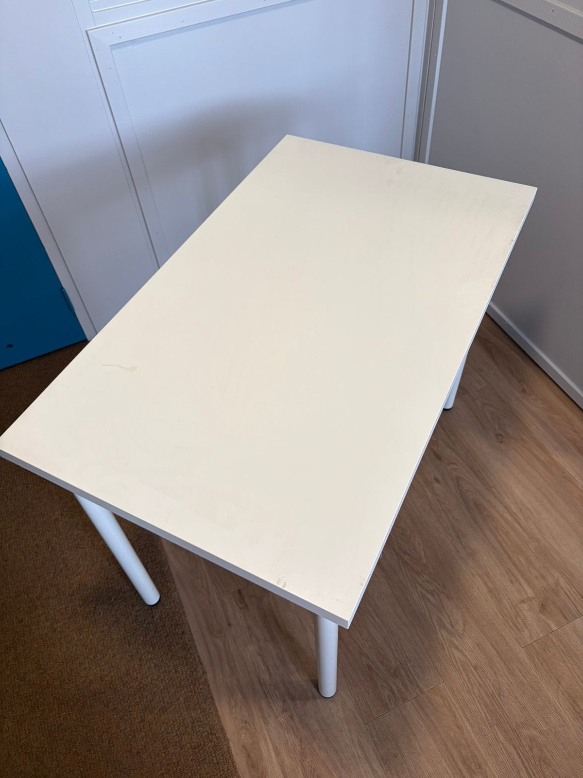 Witte IKEA tafel met makkelijk los te draaien metalen poten, Huis en Inrichting, Tafels | Salontafels, Ophalen, 100 tot 150 cm
