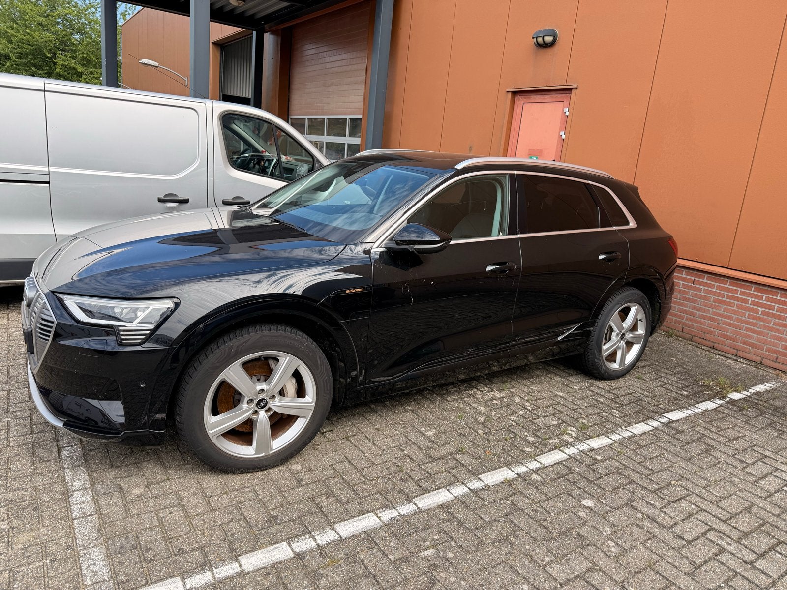 Audi e-tron 55 Quattro 360pk 2020 Zwart, Auto's, Automaat, 131 €/maand, 1800 kg, Zwart