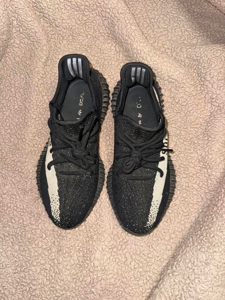 Yeezy 350 Oreo size 40 2/3 (origineel), Kleding | Heren, Schoenen, Ophalen of Verzenden, Gedragen, Zwart, Sneakers of Gympen