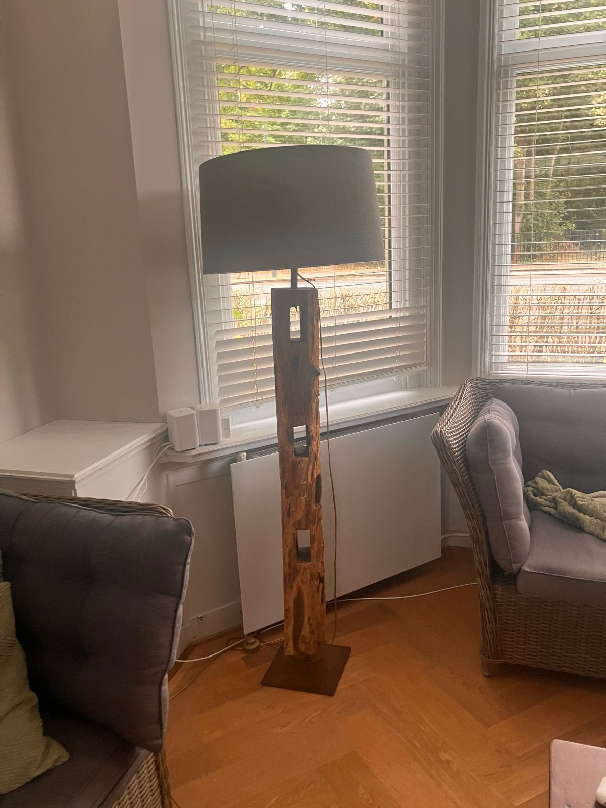 Unieke houten vloerlamp met grijze kap, Ophalen, Gebruikt, E27 (groot), 150 tot 200 cm