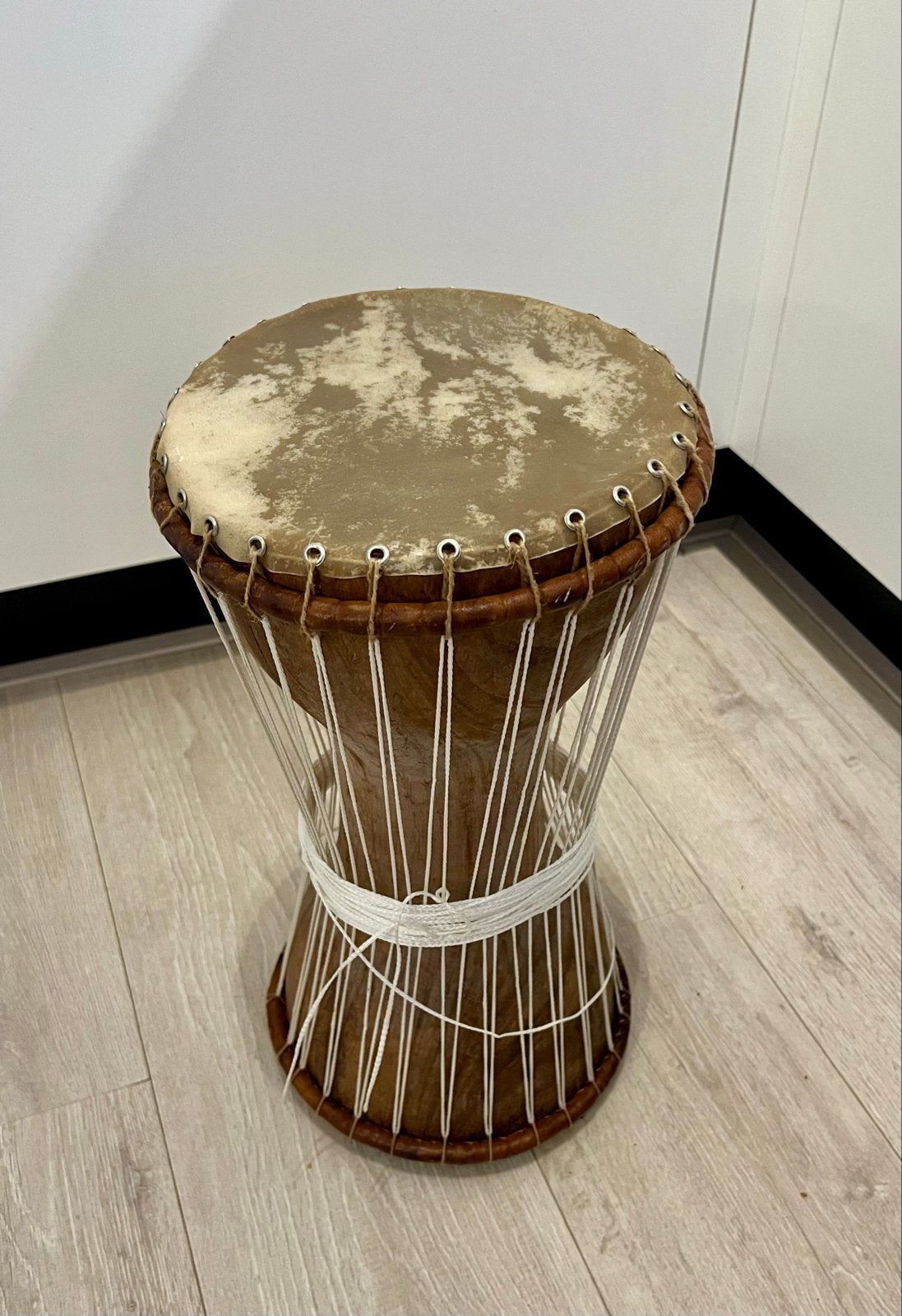 Traditionele West-Afrikaanse Talking Drum (Tama/Dondu), Muziek en Instrumenten, Drumstellen en Slagwerk, Ophalen of Verzenden