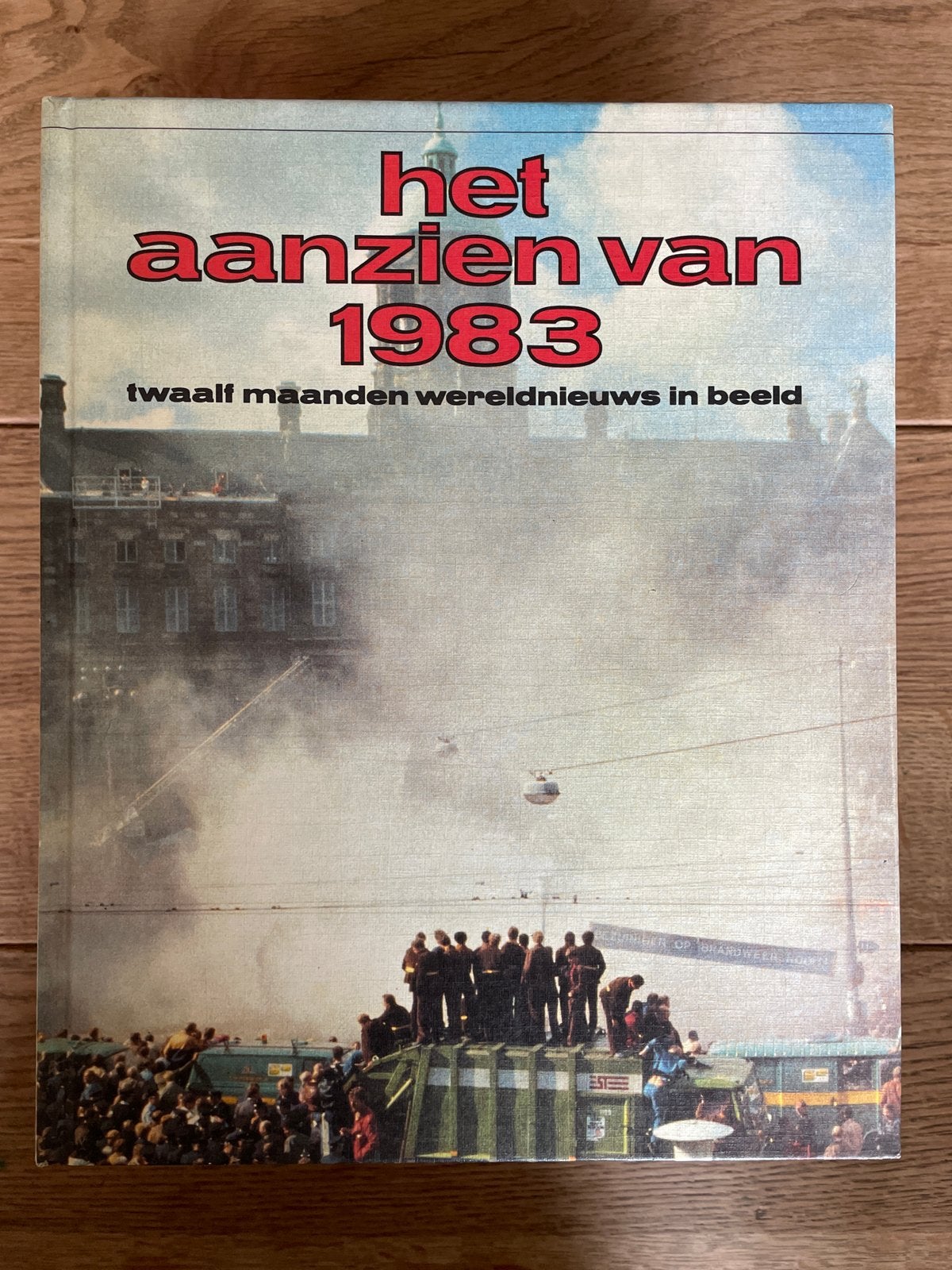 Het Aanzien van 1983: Twaalf maanden wereldnieuws in beeld, Ophalen of Verzenden, 20e eeuw of later, Gelezen
