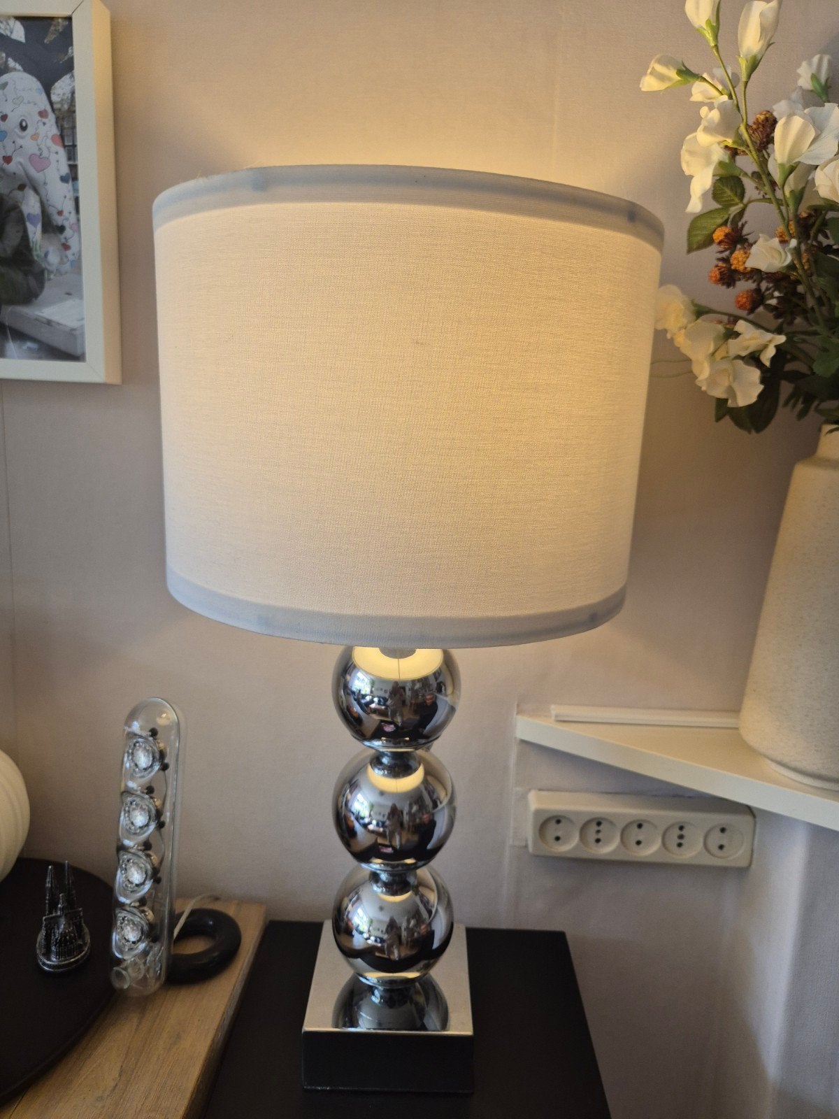 Moderne tafellamp met chromen bollen en stoffen kap, Met kap, Ophalen of Verzenden, Modern, Zilver
