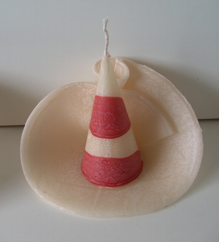 HANDGEVOUWEN KAARSEN HAND MADE ROOD ECRU PIRAMIDE MEDIUM, -, 13 cm, -, Ophalen of Verzenden