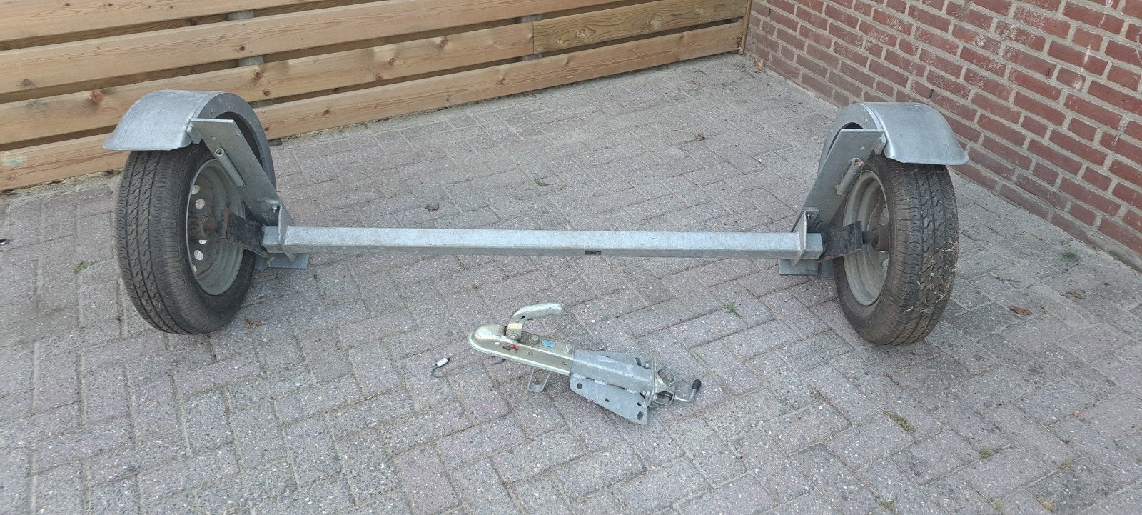 Aanhanger as met wielen en spatborden - 2.02m buitenmaat, Auto diversen, Aanhangwagen-onderdelen, Ophalen, Zo goed als nieuw