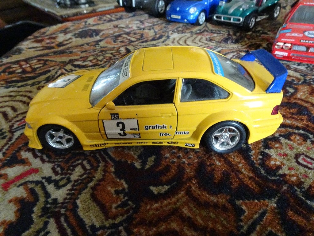 MOOIE BMW  M 3  GEEL RALLY 1;24 BbURAGO, Ophalen of Verzenden, Zo goed als nieuw, Auto, Bburago