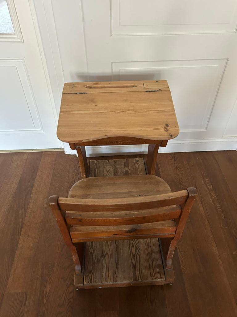 Vintage houten kinderbureau met stoel, Ophalen, Antiek Zweeds, Gebruikt, 75 cm of meer
