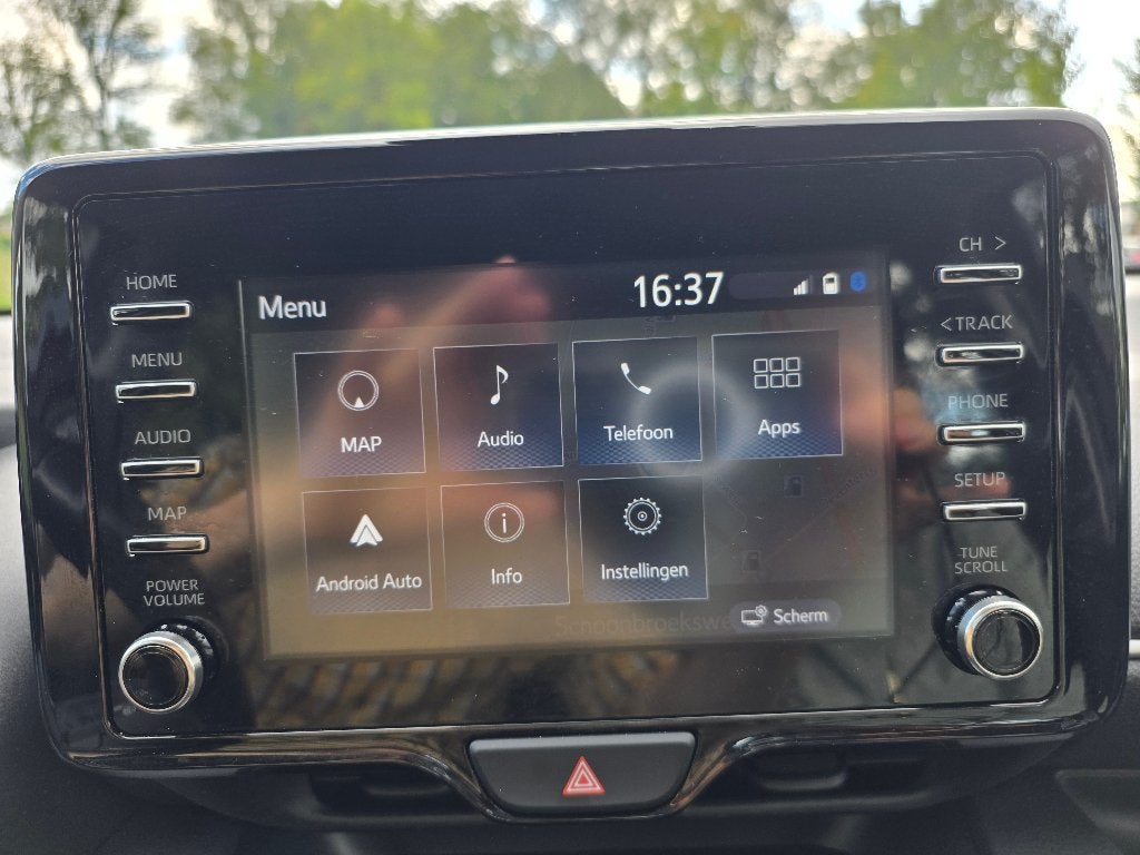 Foto 19 van Yaris Hybrid 2020 grijs Garantie Trekh, Android auto Keyless