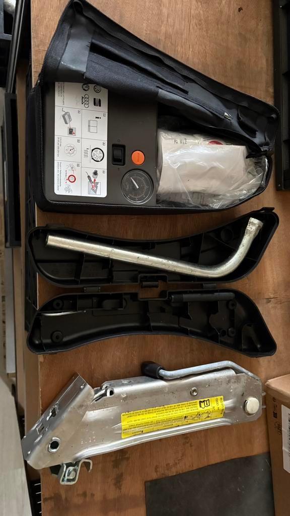 Audi A4 gereedschapset met aluminium krik, Auto diversen, Ophalen of Verzenden, Zo goed als nieuw