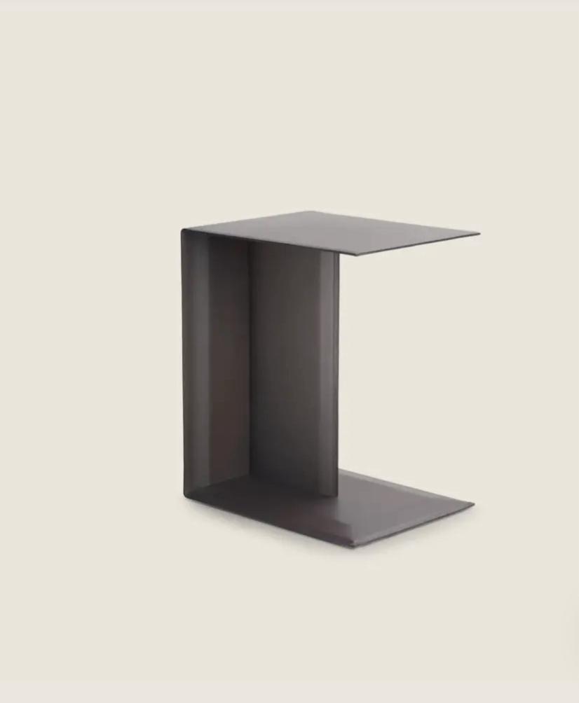 Flexform Plain overschiif bijzettafel tuig leder sand 5001, Ophalen of Verzenden, Zo goed als nieuw, Minder dan 55 cm, 45 tot 60 cm