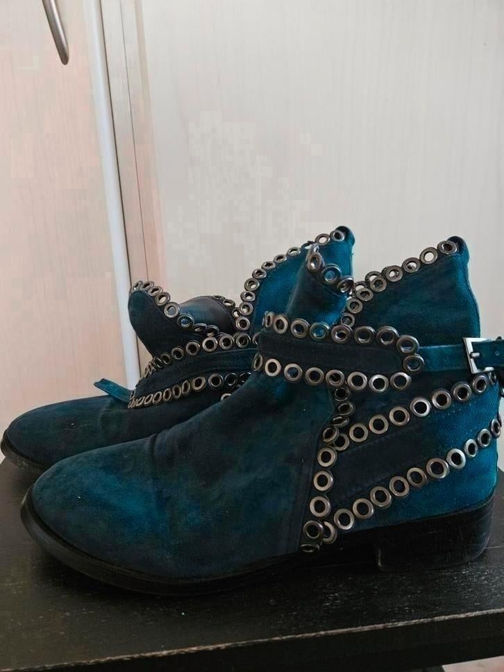 Mooie blauwe italiaanse suède laarsjes Zerba maat 40, Kleding | Dames, Schoenen, Ophalen of Verzenden, Zo goed als nieuw, Blauw