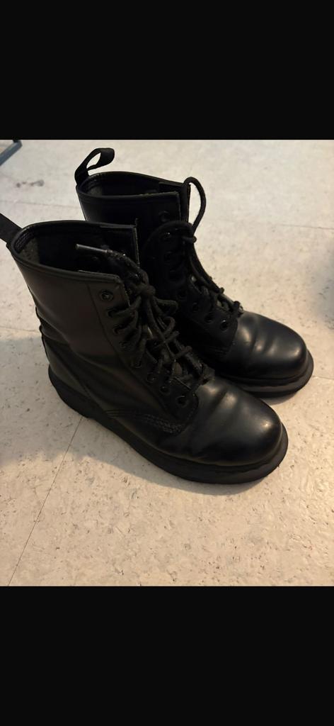 Dr martens, Zwart, Lage of Enkellaarzen, Ophalen of Verzenden, Zo goed als nieuw