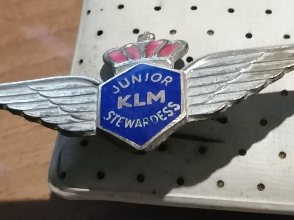 SPELD KLM  JUNIOR KLM STEEWARDES, Verzamelen, Ophalen of Verzenden, Gebruikt, Overige onderwerpen, Speldje of Pin