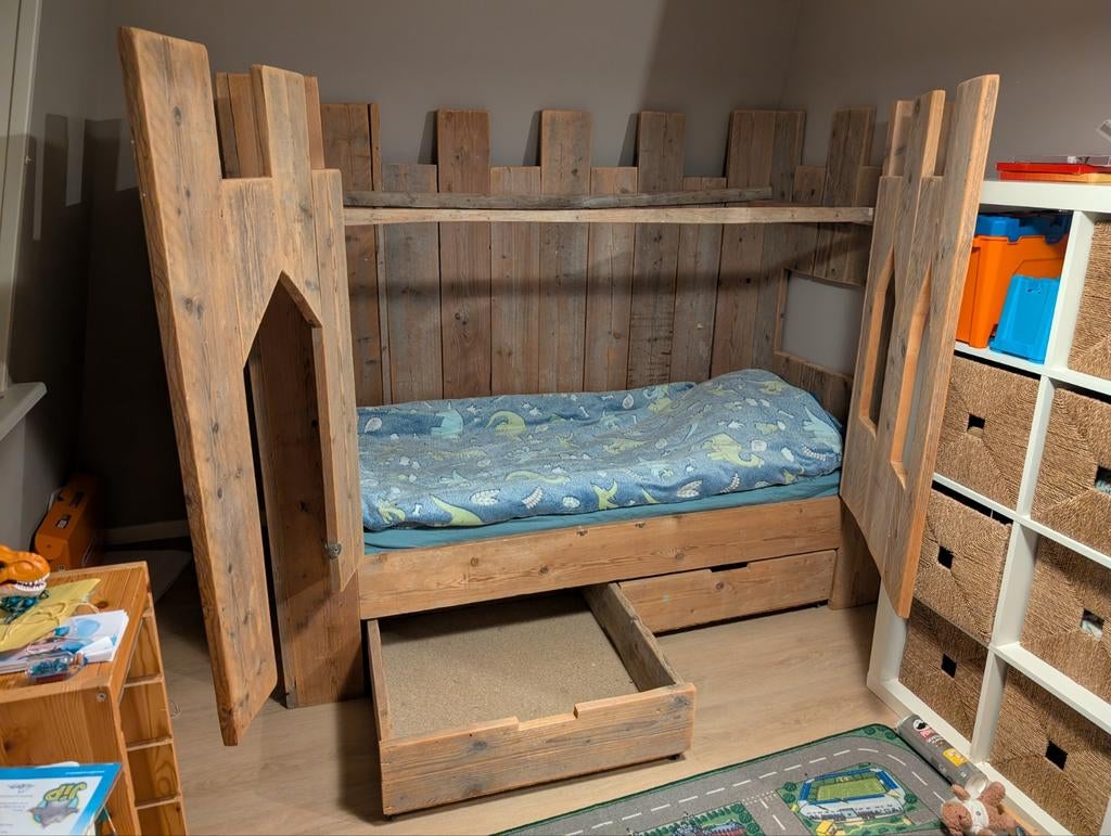 Stoer steigerhouten kasteelbed 90x200cm, Kinderen en Baby's, Kinderkamer | Bedden, Ophalen, 85 tot 100 cm, Gebruikt, Lattenbodem