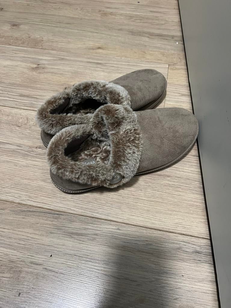 Mooie skechers pantoffels, Bruin, Nieuw, Ophalen of Verzenden, Pantoffels of Sloffen