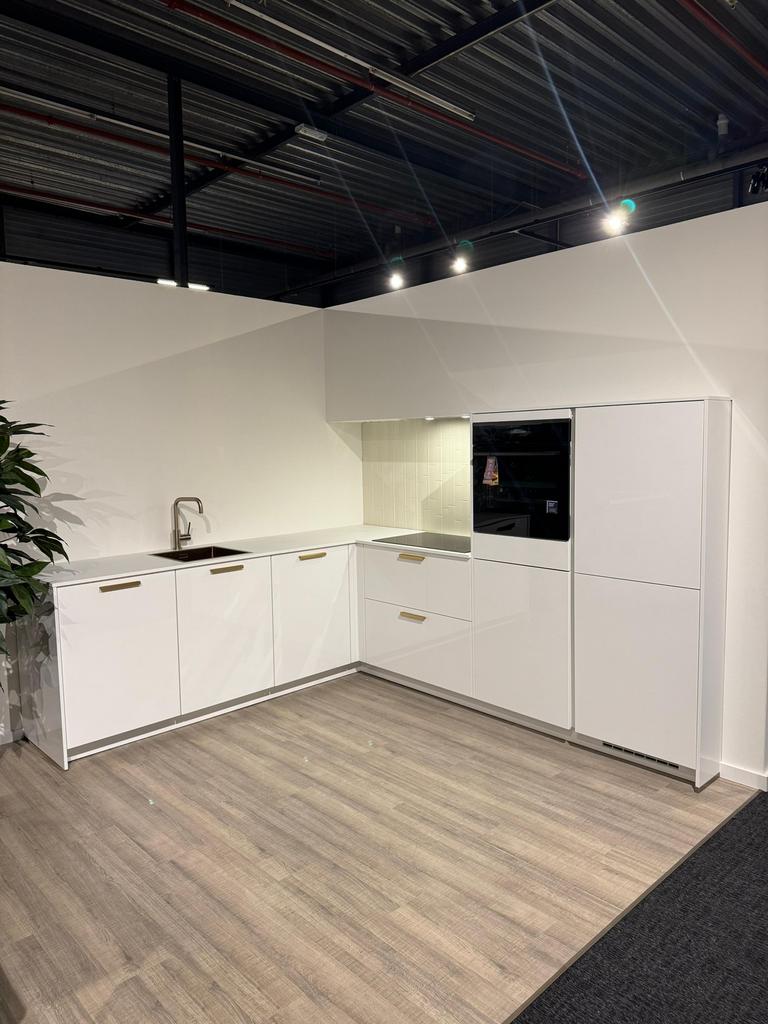 NIEUW Showroom Hoekkeuken + Apparatuur + GEDEMONTEERD, Ophalen of Verzenden, Nieuw, Wit, Hoekkeuken