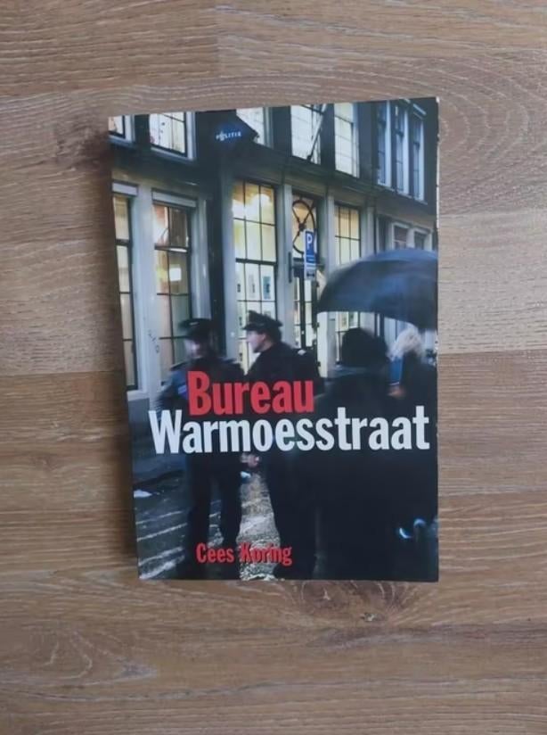 Bureau Warmoesstraat (gesigneerd) door C. Koring, Overige, Ophalen of Verzenden, Zo goed als nieuw, Cees Koring